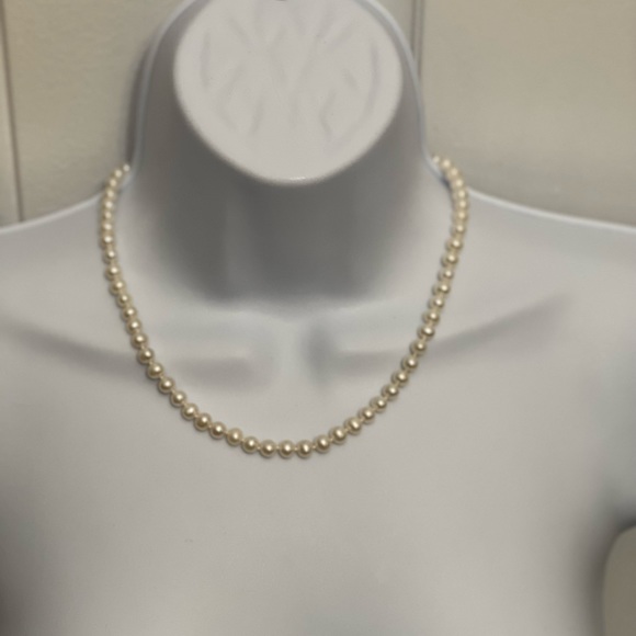 Beautiful 18” Pearl Necklace - Picture 2 of 4